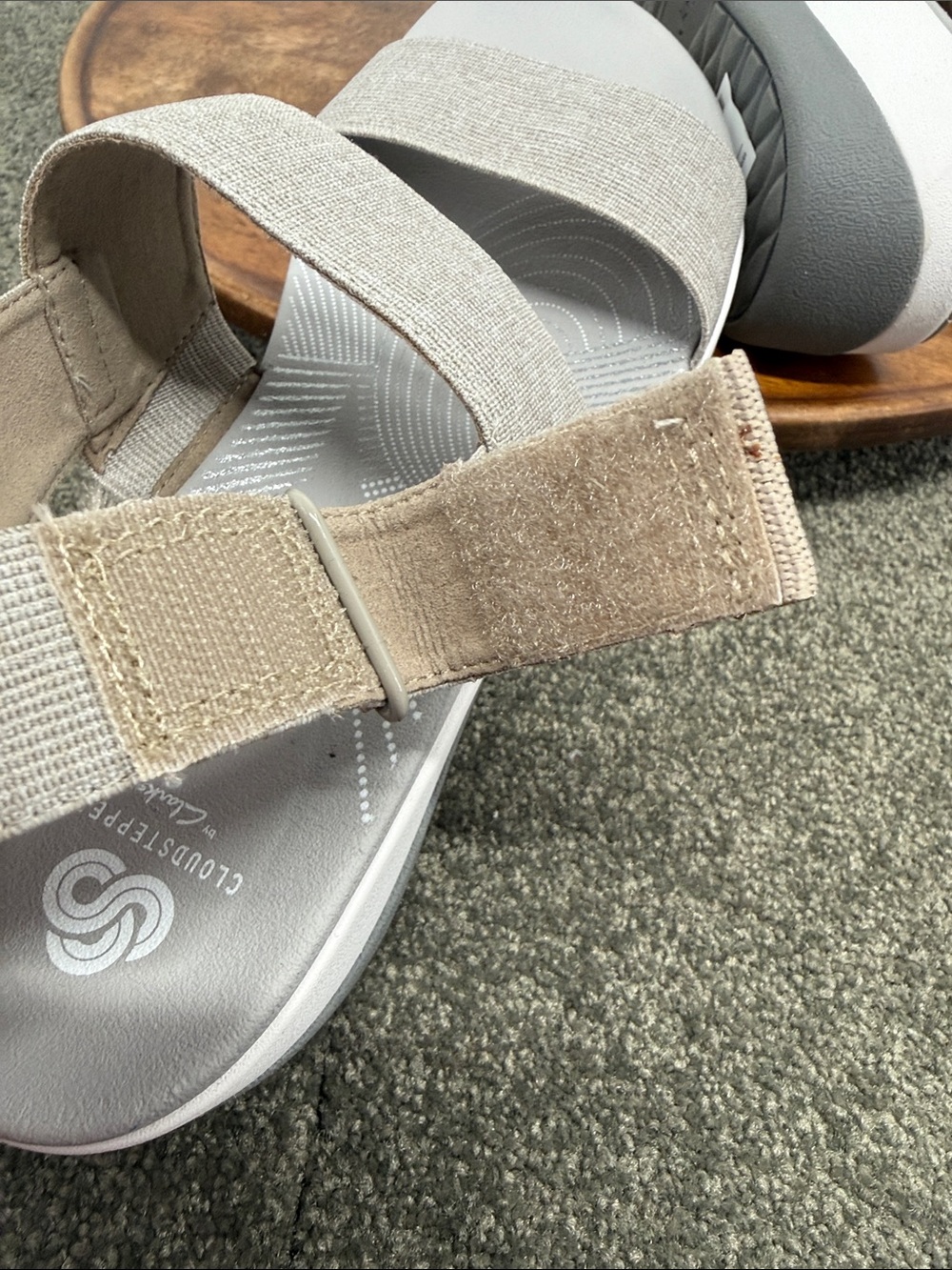 Cloudsteppers Clarks Sandal Wm 9 Arla Jacory Sand Gray Stretch 2 Strap Slingback - Picture 12 of 12